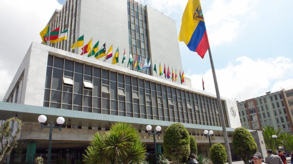 Fachada del Banco Central del Ecuador con banderas en el exterior.