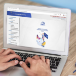 Una persona consulta en una computadora una página de servicios electorales.