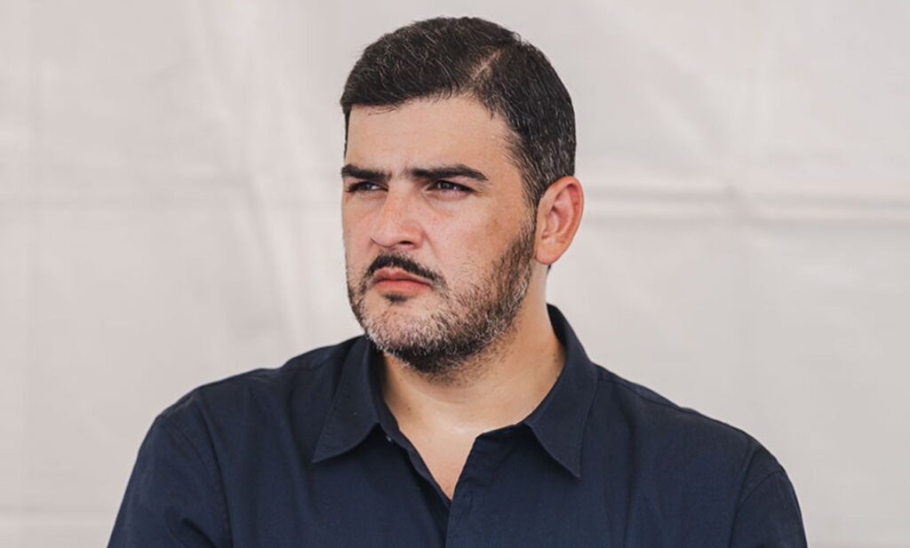 Retrato de Aquiles Álvarez con camisa oscura.