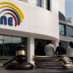 Composición ilustrativa de la sede del CNE, una urna y elementos de justicia.