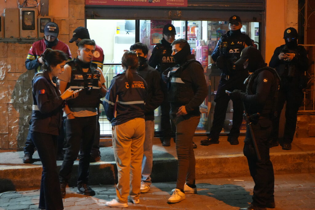Agentes municipales participan en un operativo nocturno en un establecimiento.