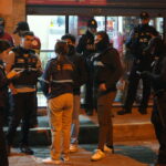Agentes municipales participan en un operativo nocturno en un establecimiento.