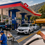 Composición visual con una estación de servicio, vehículos y surtidores de combustible.
