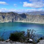 Vista de la laguna del Quilotoa y las paredes de su cráter.