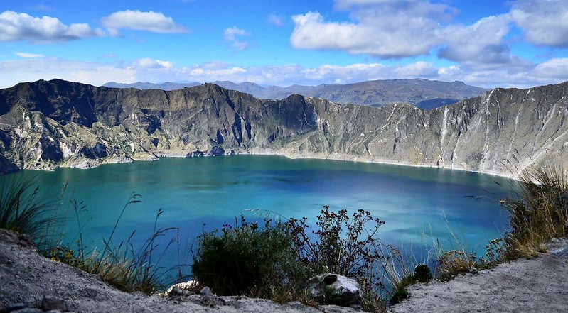 Vista de la laguna del Quilotoa y las paredes de su cráter.