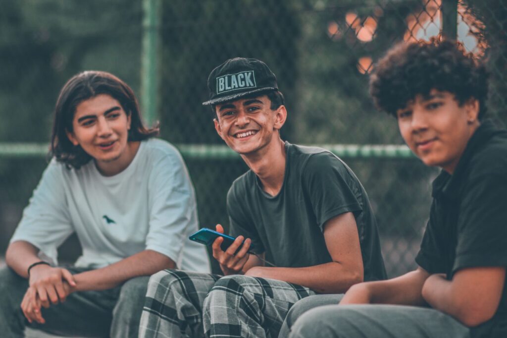 Adolescentes conversan alrededor de una mesa.