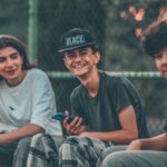 Adolescentes conversan alrededor de una mesa.
