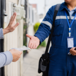 Imagen ilustrativa de una persona que recibe a un supuesto trabajador de servicios en la puerta de una vivienda.