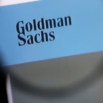 Rótulo de Goldman Sachs en la fachada de un edificio.