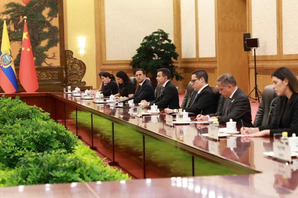 Delegación ecuatoriana participa en una reunión con representantes chinos.