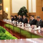 Delegación ecuatoriana participa en una reunión con representantes chinos.