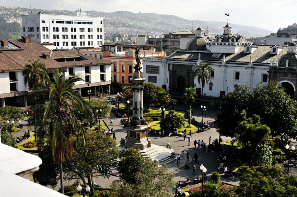 Vista de la Plaza Grande y los edificios del centro histórico de Quito.