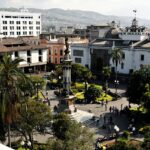 Vista de la Plaza Grande y los edificios del centro histórico de Quito.