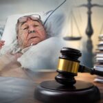 Composición ilustrativa de un hombre hospitalizado junto a un mazo judicial y documentos.