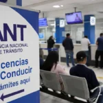 Personas esperan atención en una oficina de la Agencia Nacional de Tránsito.