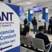 El nuevo sistema de licencias de la ANT explica las largas filas, pero la demanda sigue superando la capacidad.