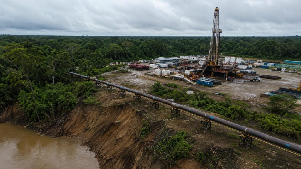 Instalaciones de extracción petrolera rodeadas de vegetación.