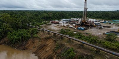 Instalaciones de extracción petrolera rodeadas de vegetación.