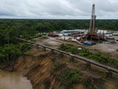 Instalaciones de extracción petrolera rodeadas de vegetación.
