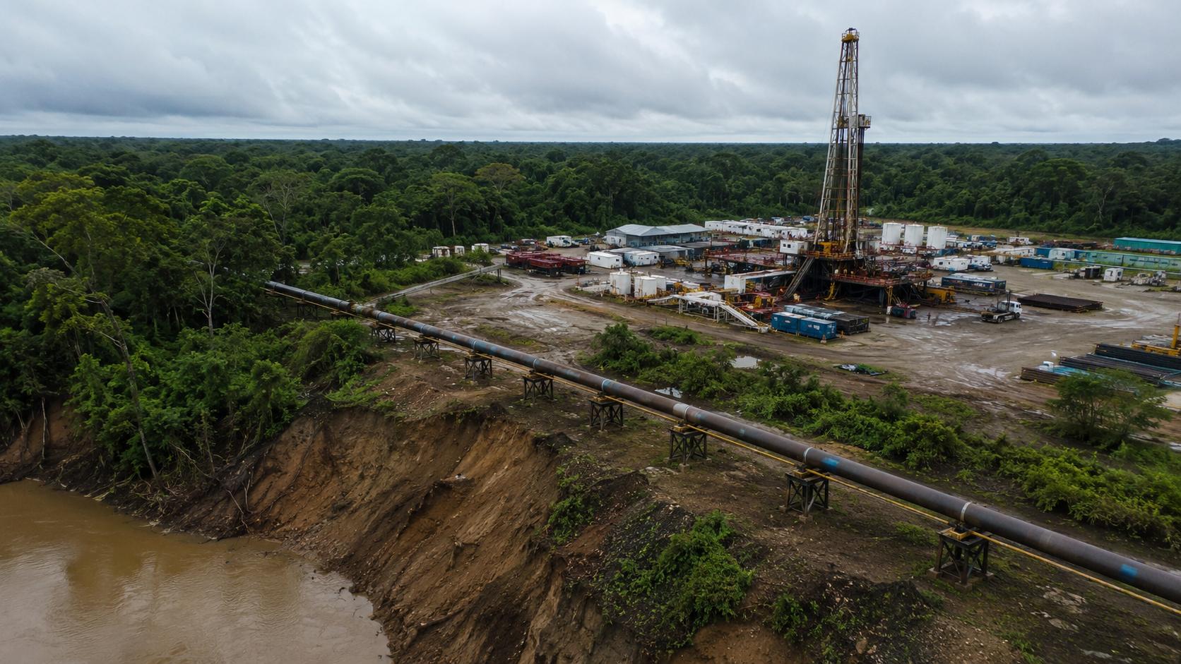 Instalaciones de extracción petrolera rodeadas de vegetación.