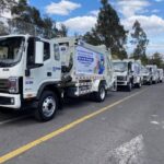 Camiones recolectores de Emaseo estacionados en una vía.