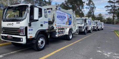 Camiones recolectores de Emaseo estacionados en una vía.