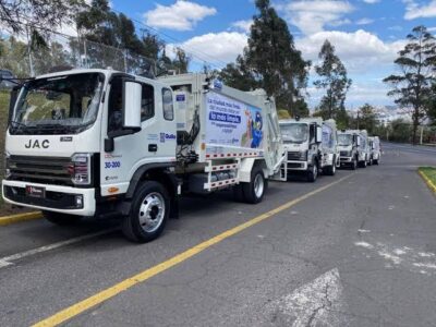 Camiones recolectores de Emaseo estacionados en una vía.