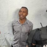 Christian Lara junto a agentes durante un procedimiento policial.