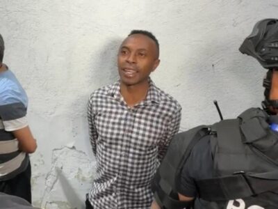 Christian Lara junto a agentes durante un procedimiento policial.