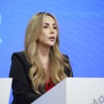 Gisella Bayona interviene ante un micrófono en un escenario.