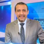 Fabricio Vela presenta un programa en un estudio de televisión.