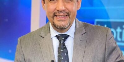 Fabricio Vela presenta un programa en un estudio de televisión.
