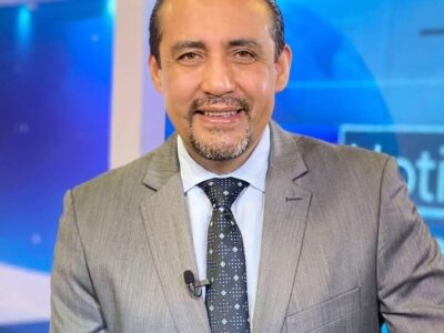 Fabricio Vela presenta un programa en un estudio de televisión.