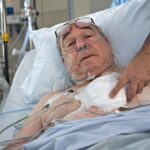 Abdalá Bucaram acostado en una cama hospitalaria.