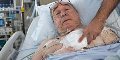 Abdalá Bucaram acostado en una cama hospitalaria.