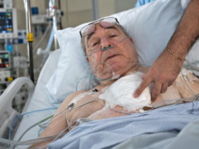Abdalá Bucaram acostado en una cama hospitalaria.