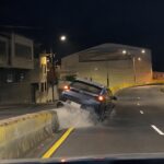 Captura de un vehículo que circula por una avenida durante la noche.