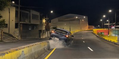 Captura de un vehículo que circula por una avenida durante la noche.