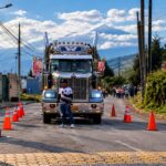 Cabezal de transporte pesado en un circuito delimitado con conos.