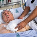 Abdalá Bucaram recibe atención junto a una cama hospitalaria.