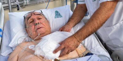 Abdalá Bucaram recibe atención junto a una cama hospitalaria.