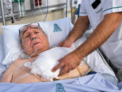 Abdalá Bucaram recibe atención junto a una cama hospitalaria.