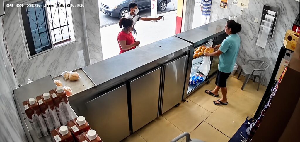 Captura de cámara de seguridad del interior de una panadería.