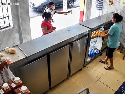 Captura de cámara de seguridad del interior de una panadería.