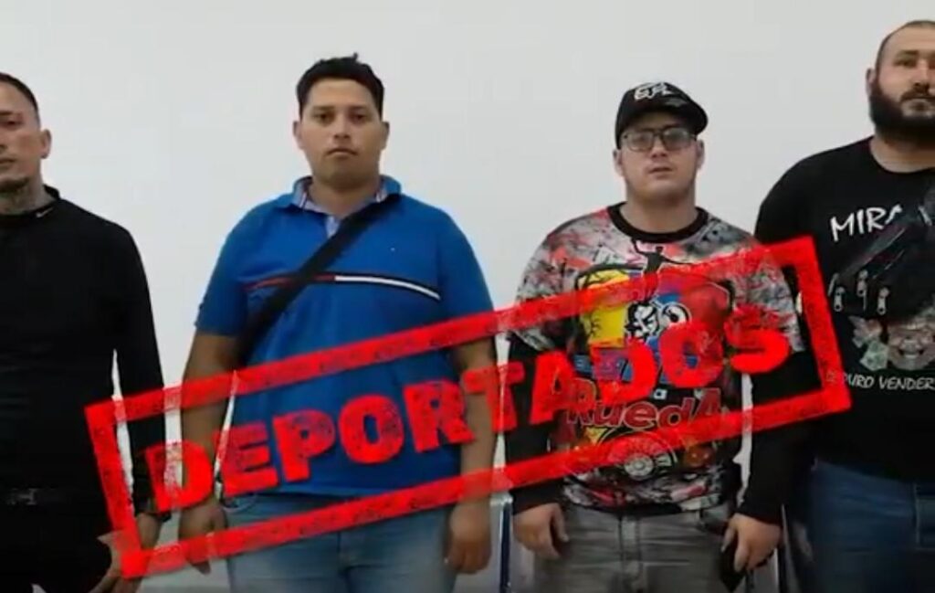 Fotografía de varios hombres con el rótulo superpuesto «Deportados».