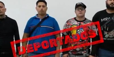 Fotografía de varios hombres con el rótulo superpuesto «Deportados».