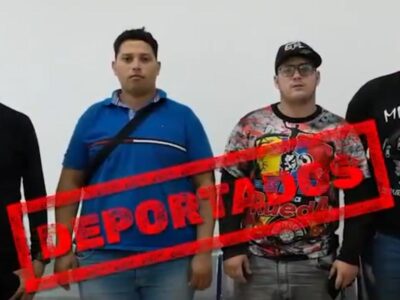 Fotografía de varios hombres con el rótulo superpuesto «Deportados».