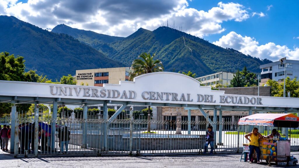 Entrada principal de la Universidad Central del Ecuador.