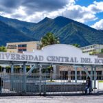 Entrada principal de la Universidad Central del Ecuador.
