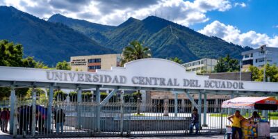 Entrada principal de la Universidad Central del Ecuador.
